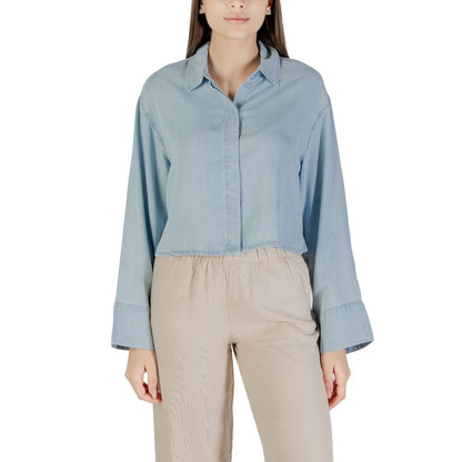 Only Light Blue Lyocell Blouse with long sleeves and a cropped cut, perfect for elegant and casual occasions.