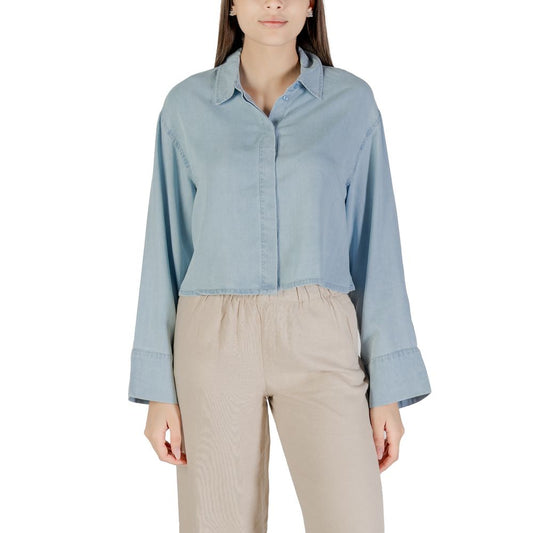 Only Light Blue Lyocell Blouse with long sleeves and a cropped cut, perfect for elegant and casual occasions.