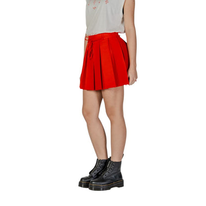 Only Red Recycled Polyester Mini Skirt with pleats and elastic waistband, perfect for dynamic style. Eco-friendly youthful fashion.