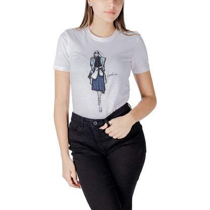 Only White Organic Cotton Long Sleeve T-Shirt with graphic print, worn by a woman, offering a comfortable and stylish casual look.