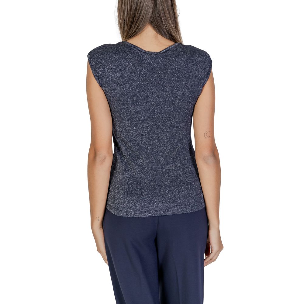 Front view with bag zipped and handles upright.