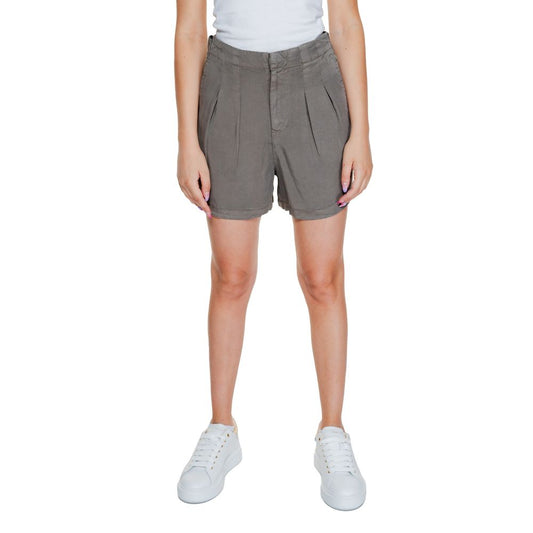 Vero Moda Beige Lyocell Shorts with high waist and elegant pleats, perfect for summer comfort and style.