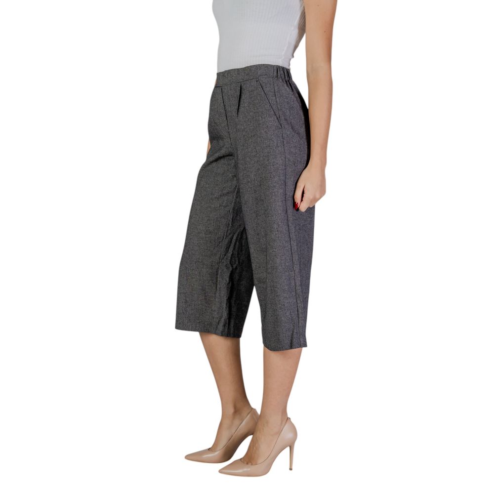 Vero Moda Black And White Polyester Cropped Pants, high-waisted design, side view model wearing with heels, modern fashion