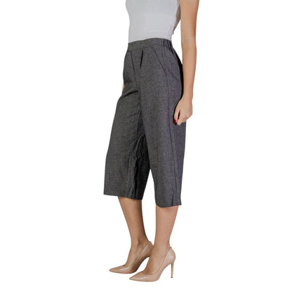 Vero Moda Black And White Polyester Cropped Pants, high-waisted design, side view model wearing with heels, modern fashion