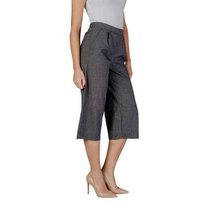 Woman wearing Vero Moda Black And White Polyester Cropped Pants, high-waisted with a modern cropped length, styled with heels.