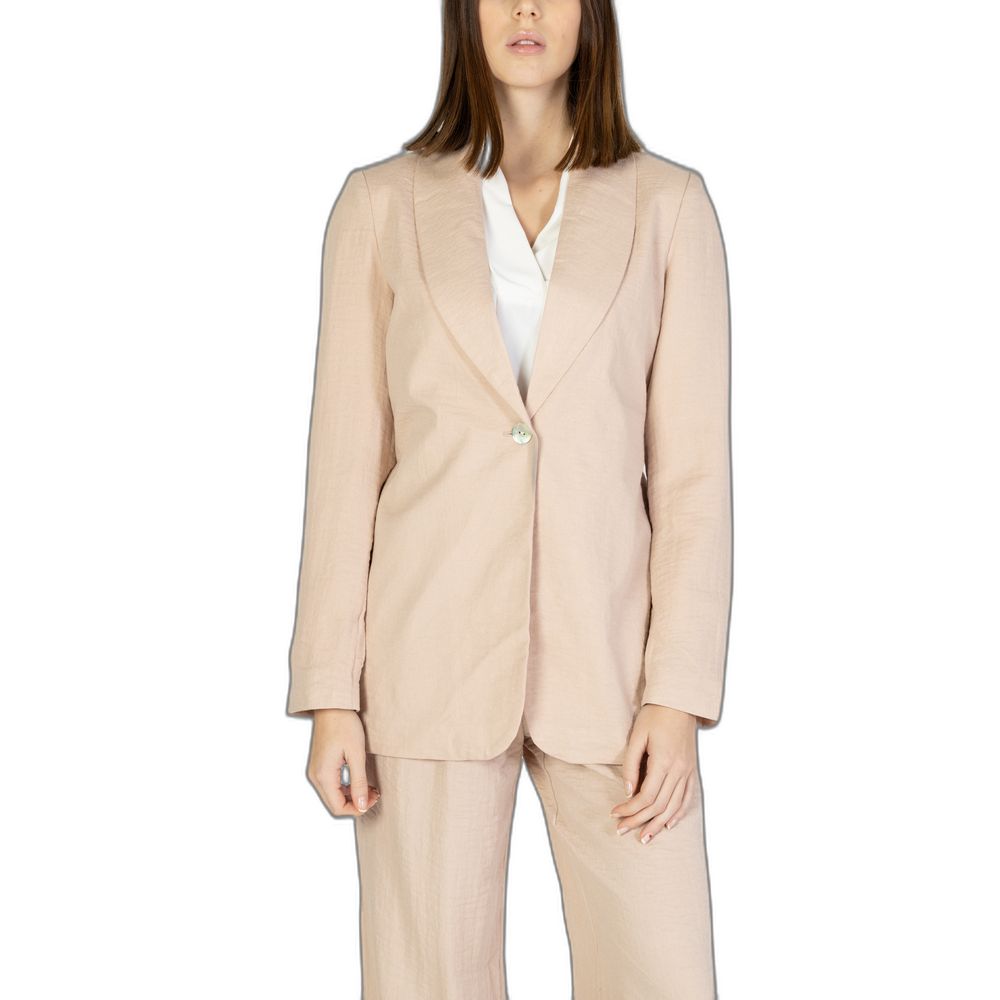 Woman wearing Vero Moda Pink Viscose Blazer with white shirt
