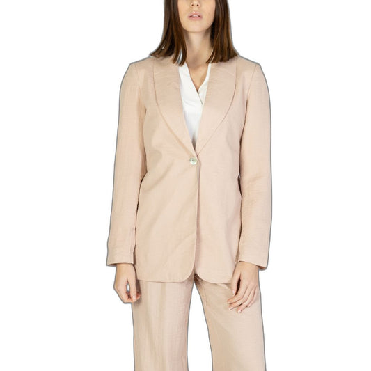 Woman wearing Vero Moda Pink Viscose Blazer with white shirt